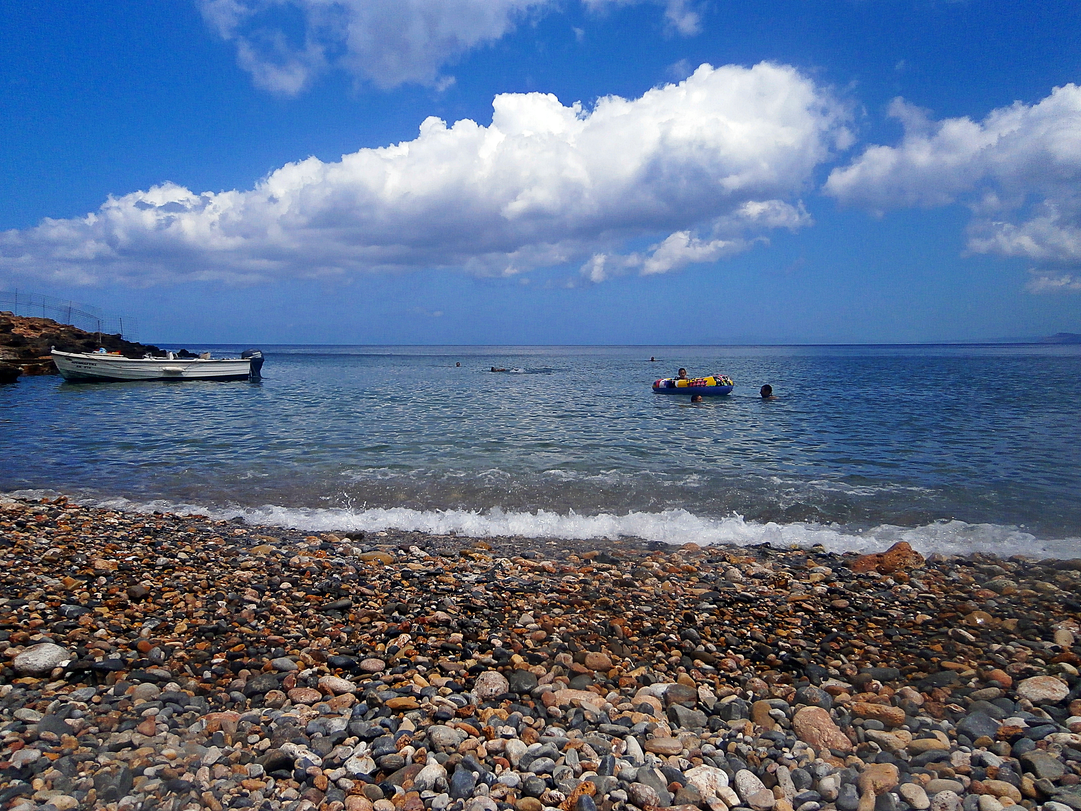 Orilla de guijarros y mar en la playa de Afrata, Creta