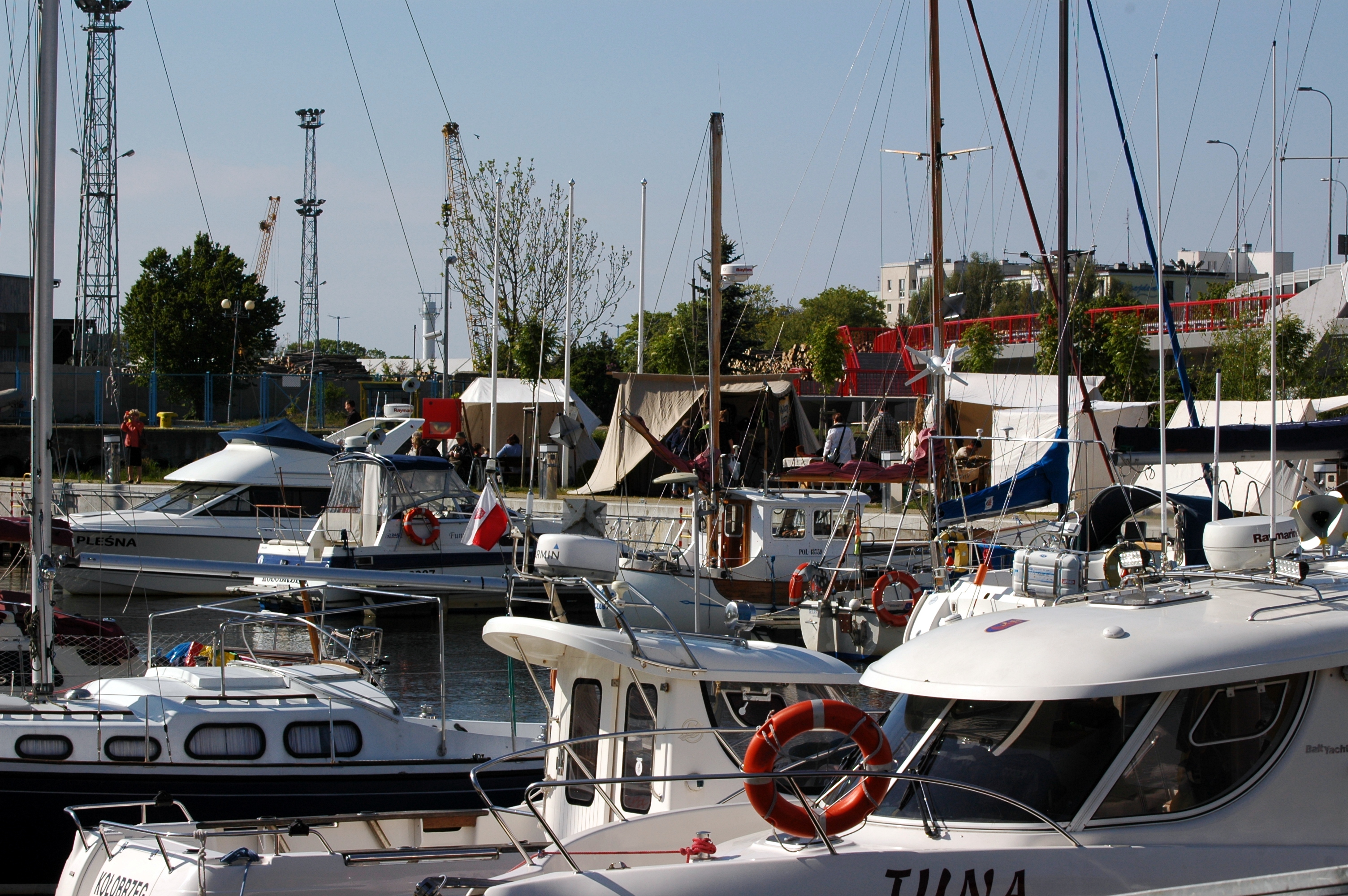 Voiliers et bateaux à moteur à Marina Solna, Kołobrzeg, photographiés en 2015.